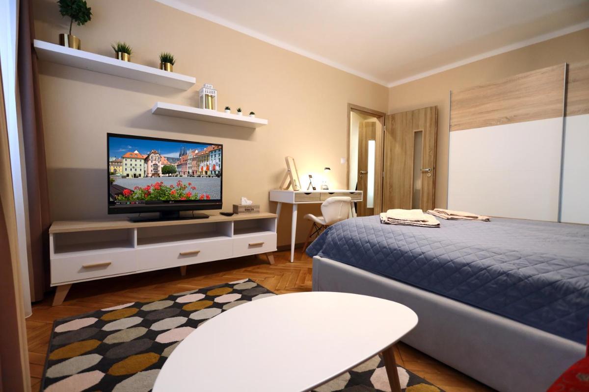 Image 2 of Old Town Apartment