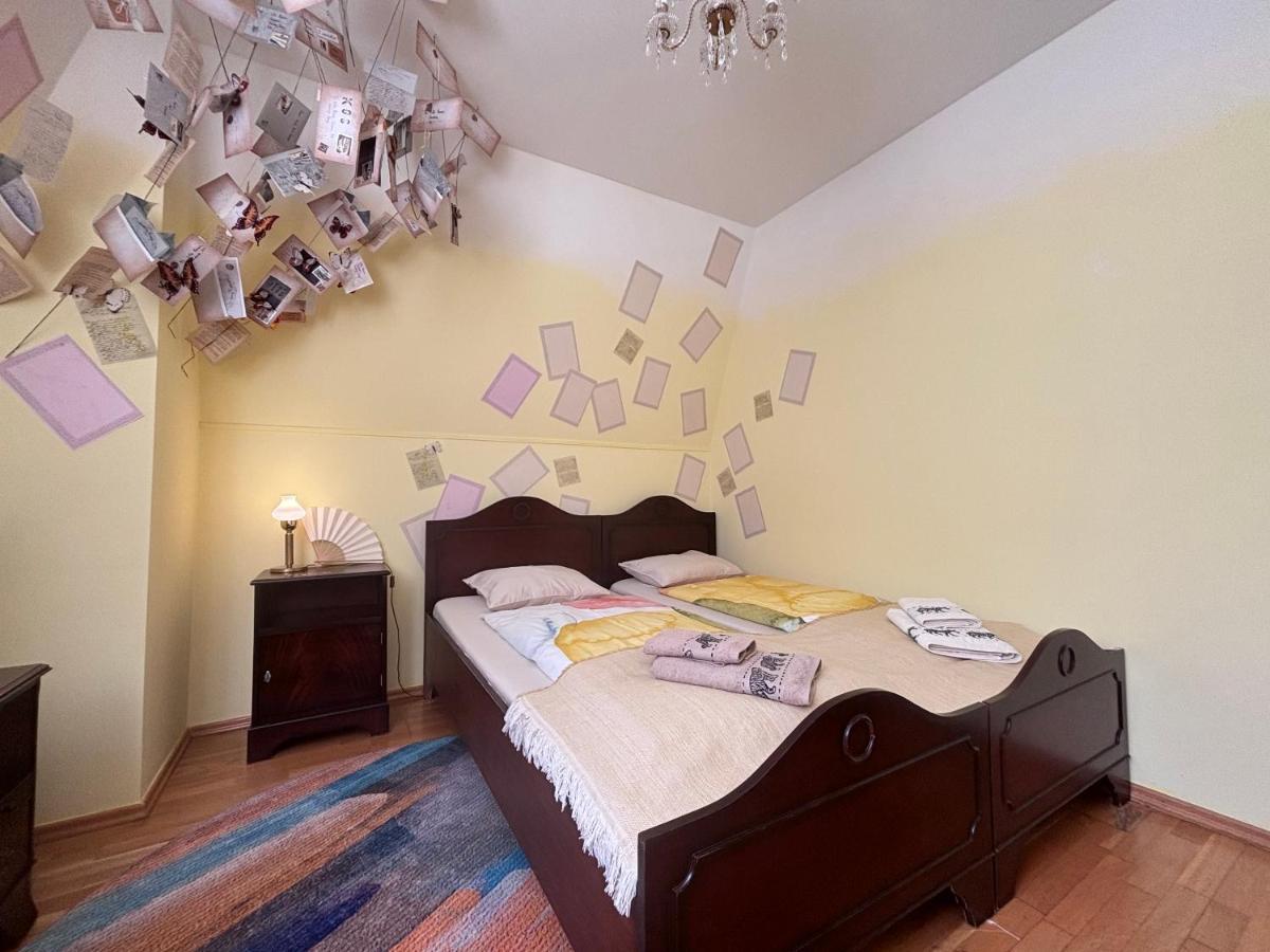 Image 3 of Poet’s Theme Room, Free Parking